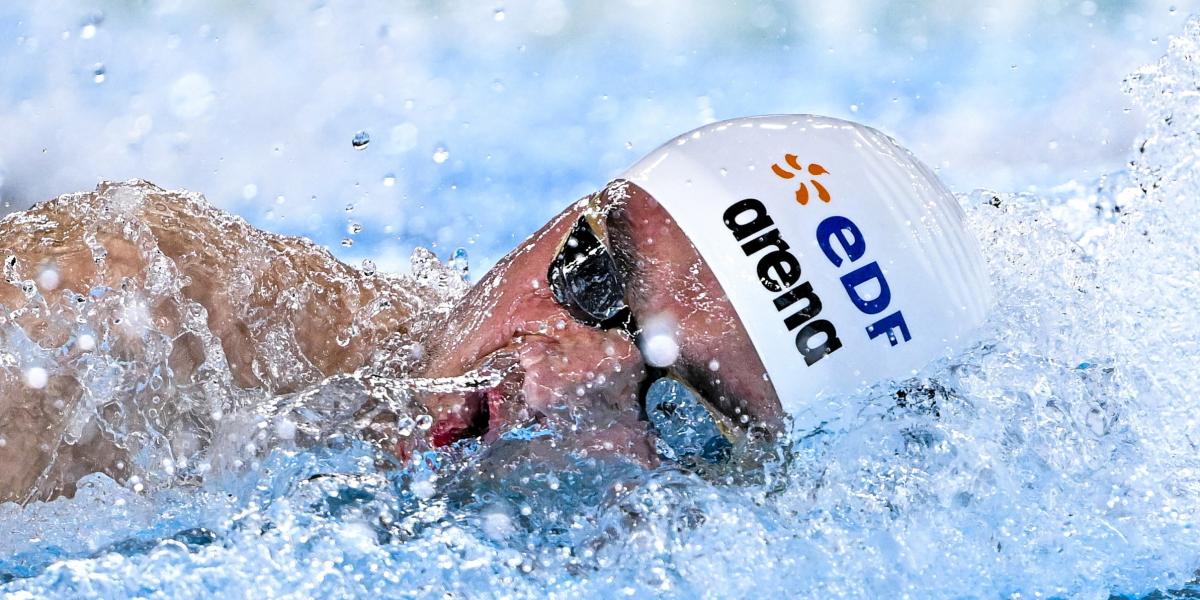 Milák Kristóf hatalmas úszással, az orosz riválist lehajrázva hozta be első helyre a 4x100-as váltót
