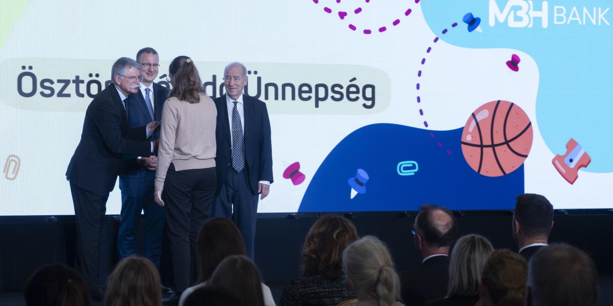 Kövér László, az Országgyűlés elnöke, Egerszegi Ádám, az MBH Bank vezérigazgató-helyettese és Edvi Péter, a Nemzetközi Gyermekmentő Szolgálat elnöke ösztöndíjat ad át MBH Bank székházában 2025. november 11-én 