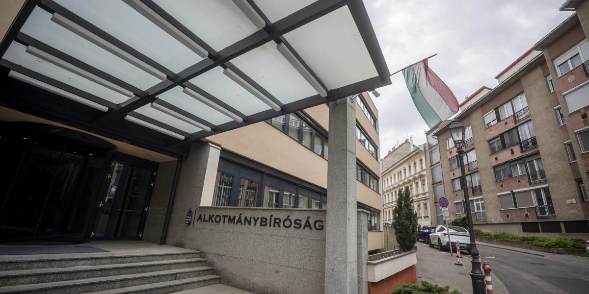 Az Alkotmánybíróság épülete az I. kerületi Donáti utcában 2026. április 21-én