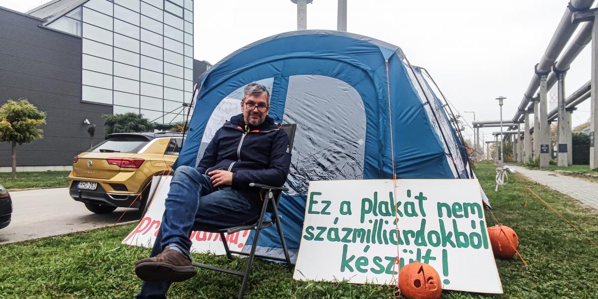 Hadházy Ákos az MTVA székháza előtt, 2022-ben