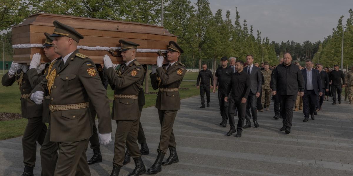 Bár Jevhen Konovalec egykori nacionalista vezető újratemetése közben megszólaltak a reggeli orosz légitámadásra figyelmeztető szirénák, a szertartást nem szakították meg