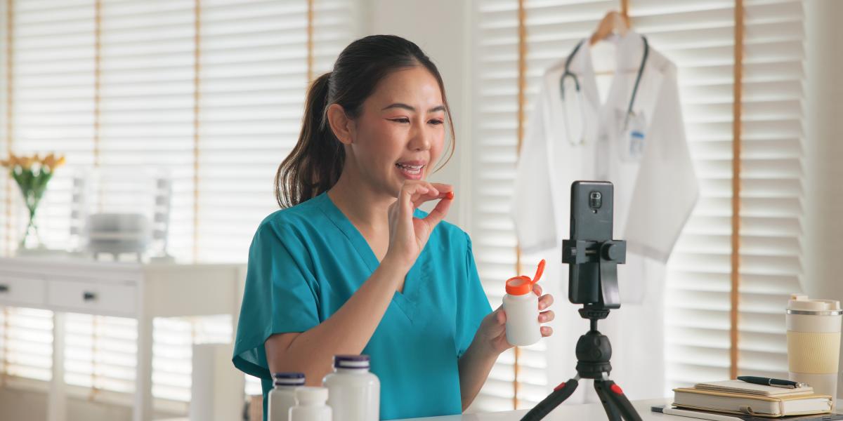 Vlogger öregedés elleni tanácsokat élő online közvetítésben 