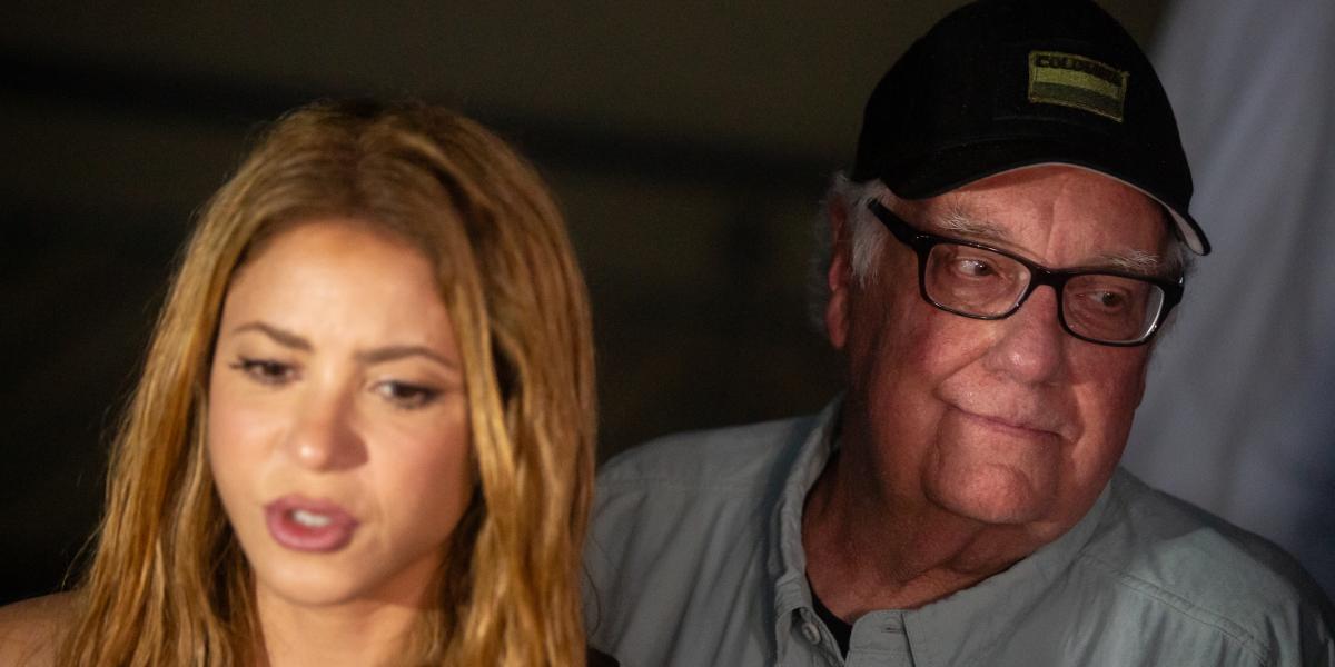 Shakira kolumbiai énekesnő és Howard Buffett amerikai üzletember a sajtónak nyilatkozik, miután augusztus 17-én felkerestek a kolumbiai Quibdóban 7,4-es erősségű földrengés sújtotta területeket 