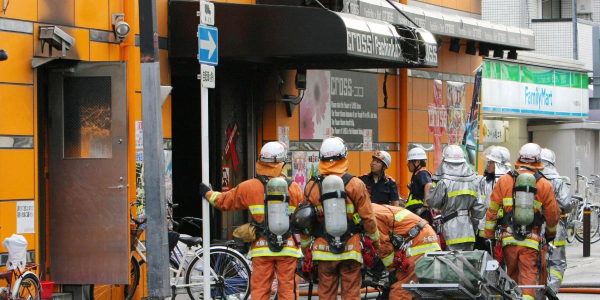 Tűzoltók egy játékteremnél Oszakában 2009. július 5-én