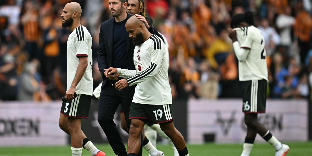 Michael Carrick vezetőedző már a pályán elkezdte vigasztalni a játékosait a történelmi vereség után