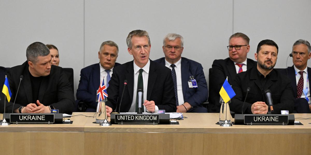 Mihajlo Fedorov és Volodimir Zelenszkij feszülten hallgatja Dan Jarvis (középen) brit védelmi minisztert 2026. június 16-án Brüsszelben egy NATO-tanácskozáson