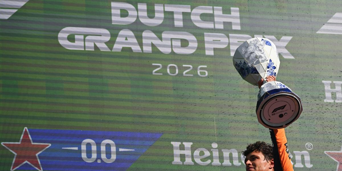 Lando Norris a trófeával a győzelme után