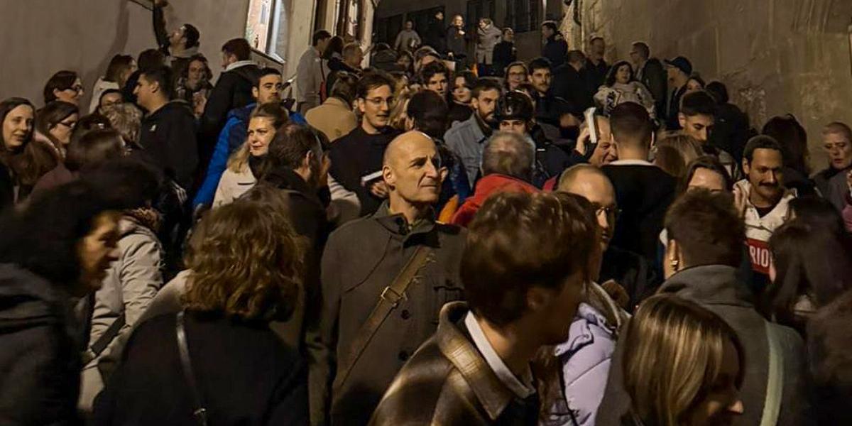 A Salons de Modeste fesztivál a svájci Fribourgban – ismeretlenek barátkoznak, együtt ünnepeltek.