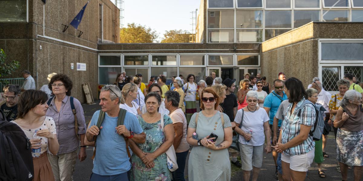 Az intézmény megmaradásáért demonstráló szülők és szimpatizánsok az iskola előtt 2024. szeptember 3-án 