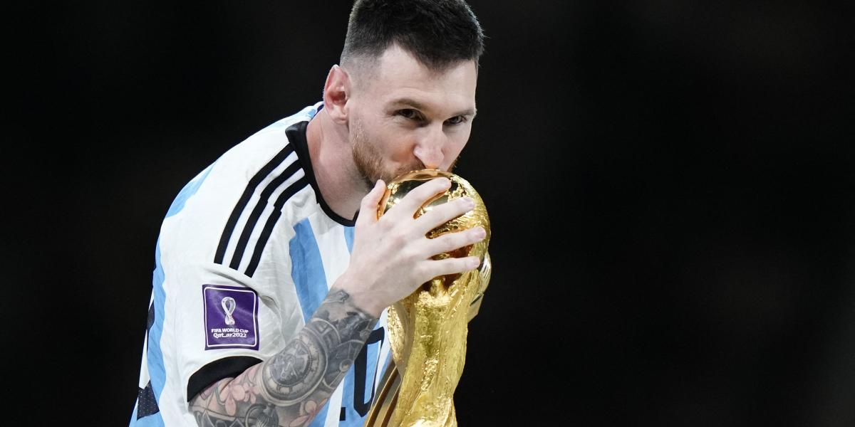 Lionel Messi 2022-ben: csók a vb-trófeára