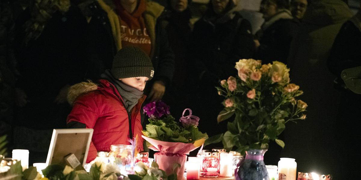 Megemlékezés Megumira, a meg­gyilkolt japán nőre február 5-én a Stollár Béla utcai társasház előtt