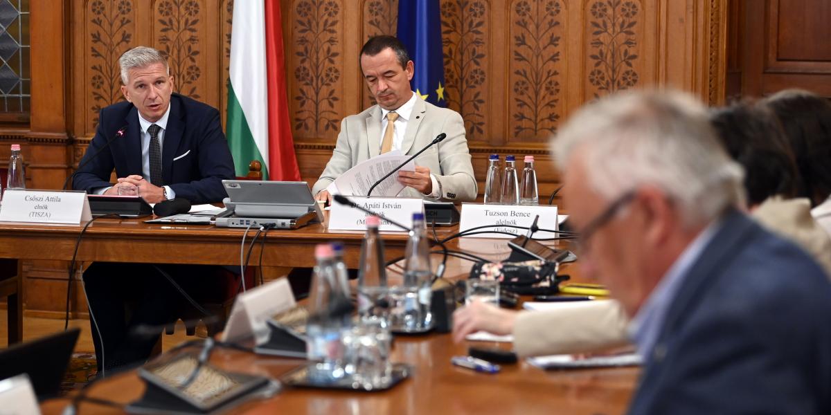 Csőszi Attila, a testület Tisza párti elnöke (b) és Apáti István Mi Hazánk párti alelnök a Magyar Nemzeti Bank (MNB) működésével kapcsolatos visszaéléseket feltáró országgyűlési vizsgálóbizottság ülésén az Országház Tisza Kálmán termében 2026. szeptember 