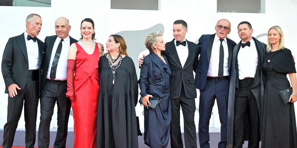 Danny Boyle rendező pózol az „Ink” című filmjének szereplőgárdájával, Jack O’Connell brit színésszel, Guy Pearce-szel és Claire Foy-jal, valamint a producerekkel a 83. Velencei Nemzetközi Filmfesztivál megnyitójának vörös szőnyeges eseményén, a velencei L