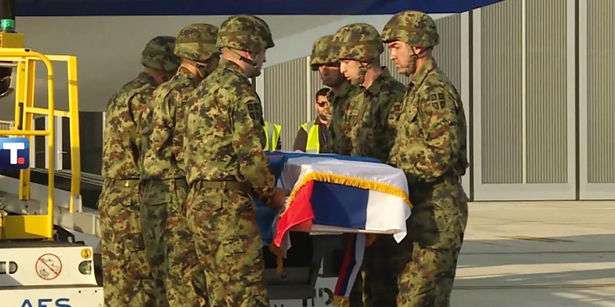  A szerb zászlóval letakart koporsó és a katonák jelenléte egyértelműen jelzi, hogy bár hivatalos állami temetést nem kap Ratko Mladic, a belgrádi vezetés nemzeti hősnek tekinti a háborús bűnös volt boszniai katonai parancsnokot.
