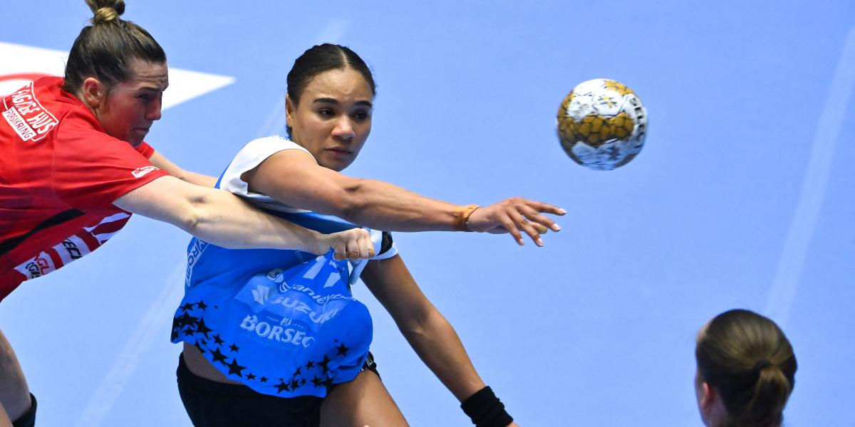 Elizabeth Omoregie (világoskék mezben) nyártól a ferencvárosiakat erősíti