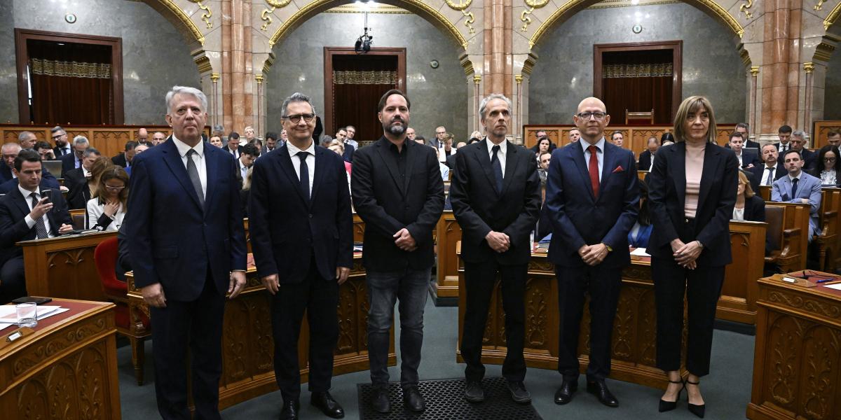 Szabó György, Sükösd Miklós, Kollár Árpád, Hargitai Miklós és Bálint Viktor, a Független Közmédia Testület tagjai, valamint Bayer Judit, a Független Közmédia Testület elnöke (b-j) leteszik esküjüket az Országgyűlés plenáris ülésén 2026. szeptember 8-án.