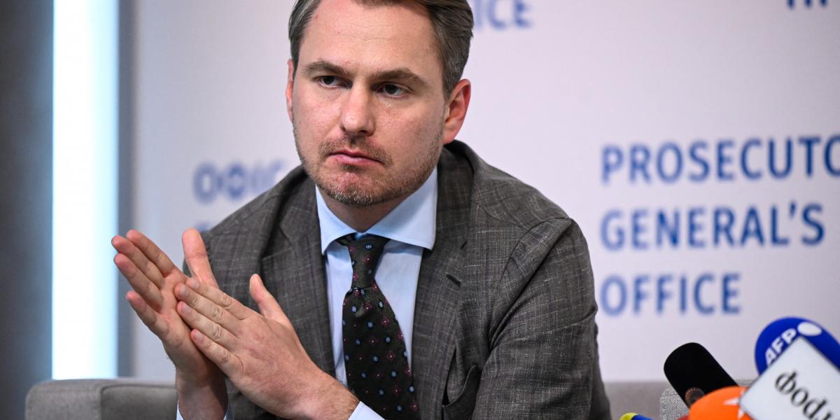 Ruszlan Kravcseko legfőbb ügyész azt állította, hogy politikai megfontolásból nyújtotta be lemondását. Számos jel szerint azonban ő is besározódott a call centerek védelmével kapcsolatos botrányban