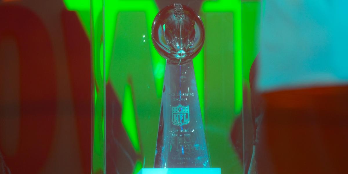 A szezon végén a győztes csapat megszerzi a Vince Lombardi-trófeát