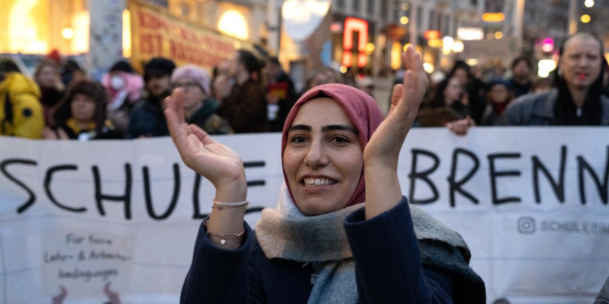 Az év elején civil szervezetek tiltakoztak Ausztriában a fejkendőtilalom iskolákba való kiterjesztése ellen