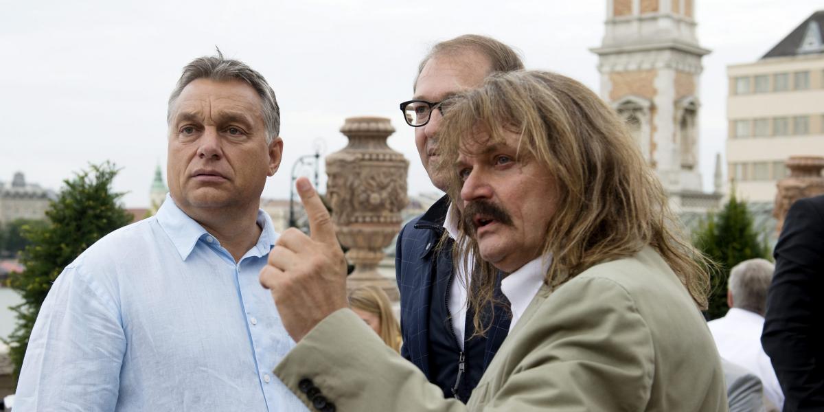 Orbán Viktor miniszterelnök (b), Alexander Dobrindt német közlekedési miniszter (k) és Mándoki László (Leslie Mandoki) Németországban élő magyar producer-zenész (j) a koncertje előtt a budapesti Várkert Bazárban 2015. augusztus 21-én