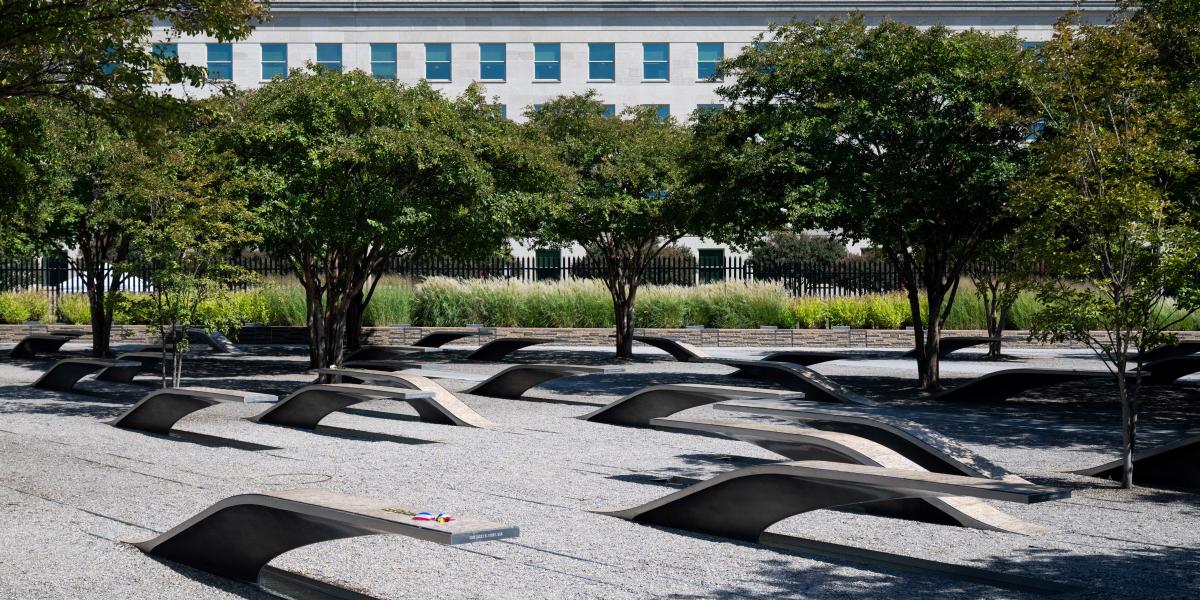 A Nemzeti 9/11 Pentagon-emlékmű a védelmi minisztérium épülete mellett található Washington D.C-ben