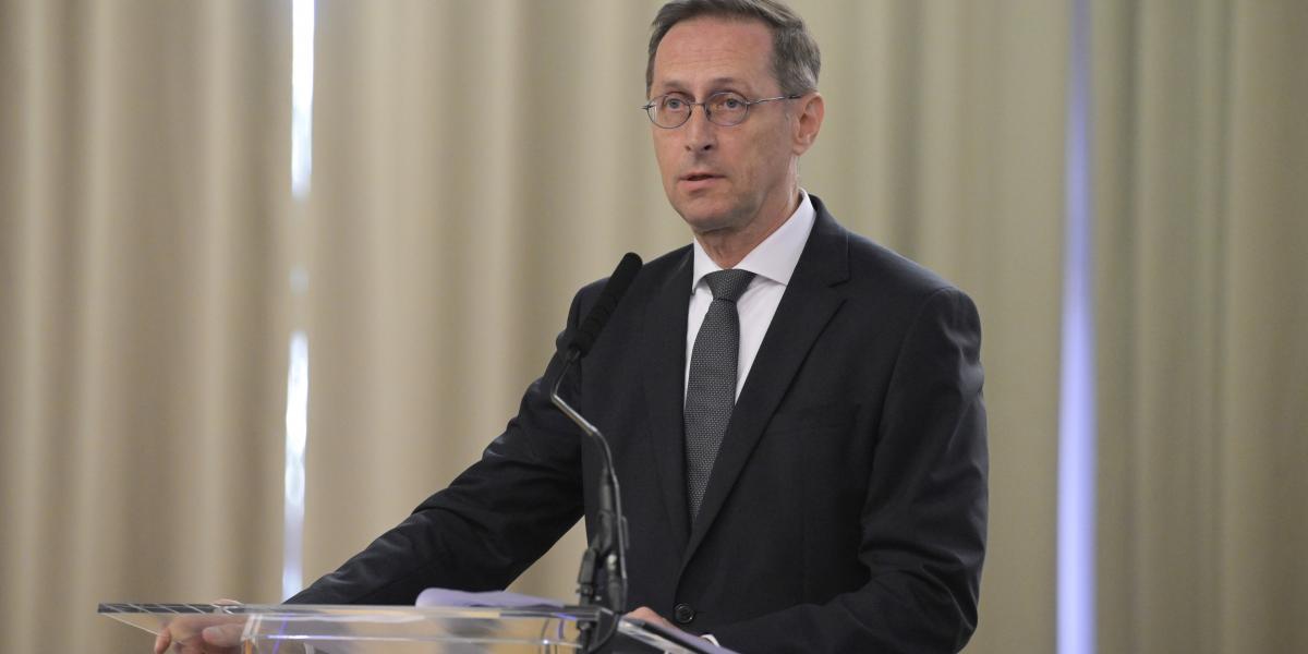 Varga Mihály, a Magyar Nemzeti Bank elnöke beszédet mond a 64. Közgazdász-vándorgyűlés nyitó plenáris ülésén a Hotel Eger konferenciatermében 2026. szeptember 10-én
