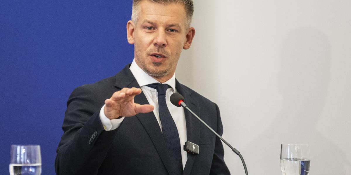 Magyar Péter miniszterelnök beszél a visegrádi négyek (V4) országcsoport Írország részvételével tartott kormányfői találkozóját követő sajtóértekezleten Pozsonyban 2026. szeptember 10-én