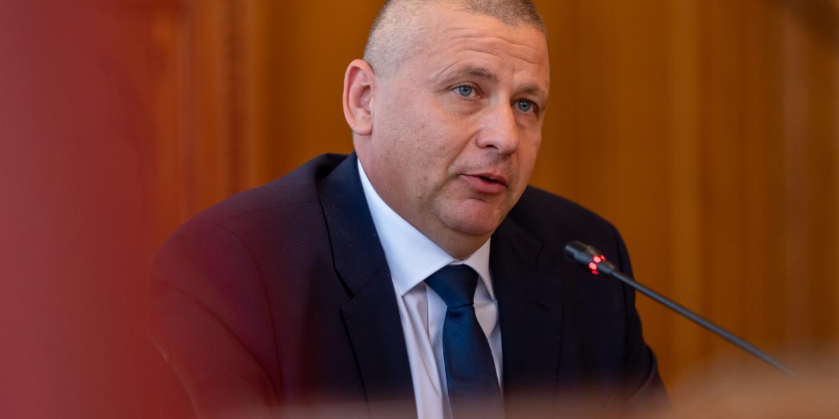 Ruszin-Szendi Romulusz a kezdetektől ragaszkodik jelöltjéhez.