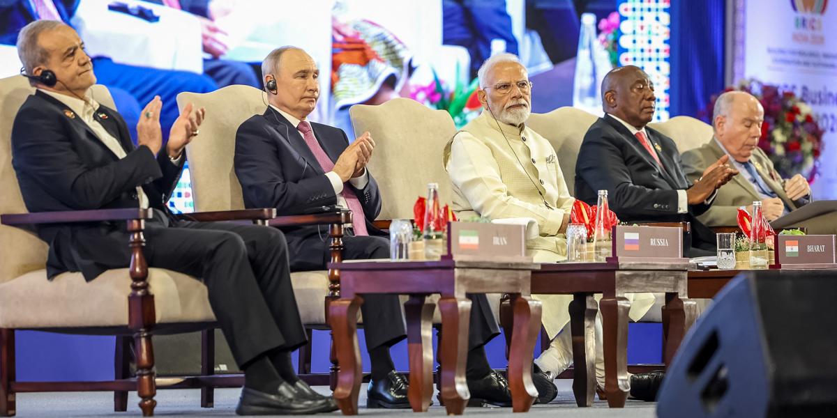 Maszúd Peszeskjan iráni elnök, Vlagyimir Putyin orosz elnök és Narendra Modi indiai miniszterelnök, Cyril Ramaphosa dél-afrikai elnökkel és Mauro Vieira brazil külügyminiszterrel az oldalán a BRICS-csúcs Üzleti Fórumán, Újdelhiben.