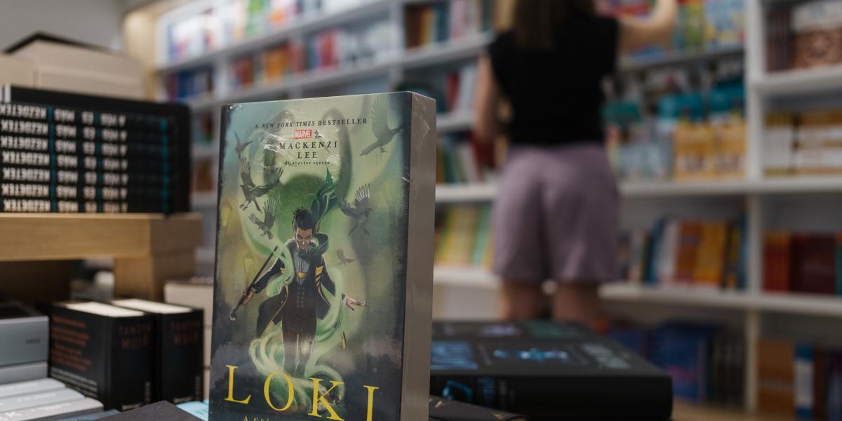 Előbb-utóbb talán lekerül a fólia Mackenzi Lee: Loki a csínytevő sorsa című könyvről is 