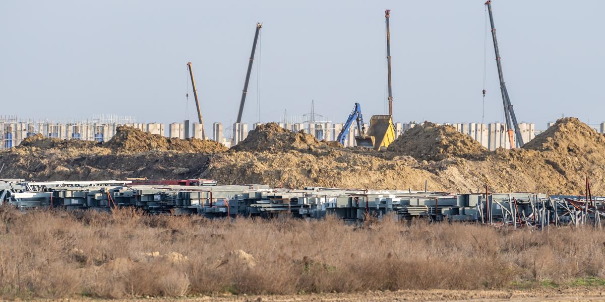 Az épülő BYD gyár Szeged határában 2025-ben 
