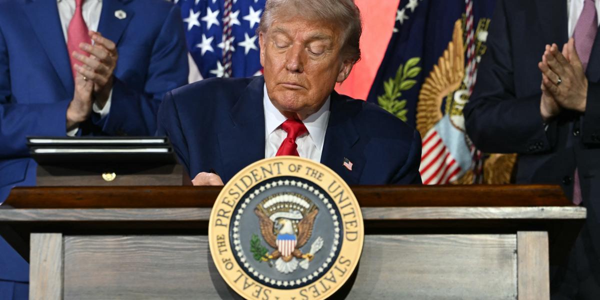 Donald Trump aláírja a "Winning at AI Race" című elnöki rendeletét július 23-án Washingtonban, az Andrew W. Mellon Auditoriumban