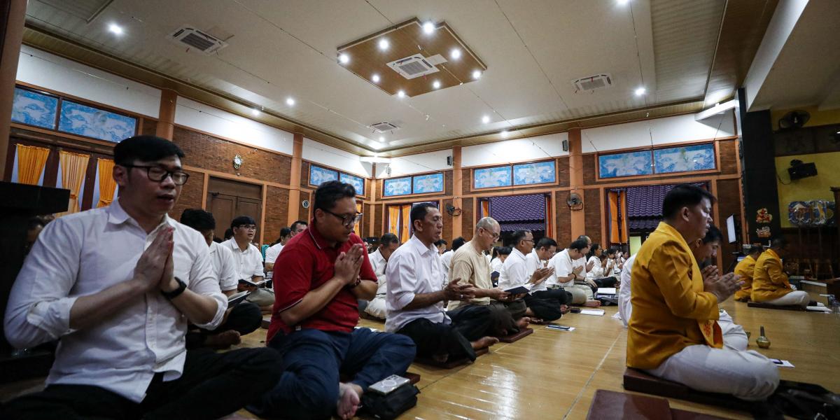 A Vipassana meditációs technika alapjai, mely a tudat káros szennyeződésektől való megtisztítását szolgálja, 10 napos, bennlakásos tanfolyamon sajátíthatók el