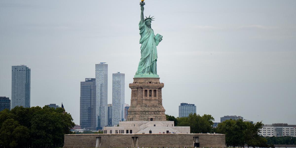 Magyar Péter szerint a New York-i Szabadság-szoborból 71 029 másikat lehetne kiönteni – 23 ezer milliárd forintnak megfelelő – 4600 milliárd darab 5 rézforintosból