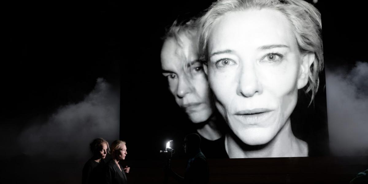 Cate Blanchett és Nina Hoss megkérnek egy nézőt, döntse el pénzfeldobással, melyikük melyik szerepet játssza: Klütaimnésztrát és az ápolónő Almát, illetve Elektrát és a színésznő Elisabet Voglert