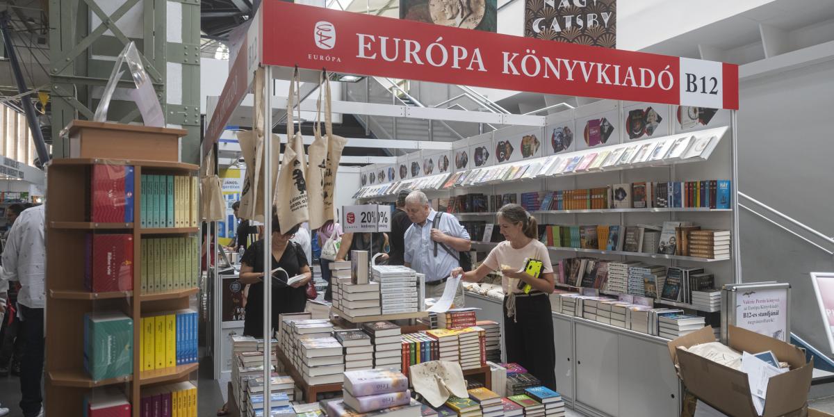 Az Európa Könyvkiadó standján dedikál Rónay Tamás, lapunk munkatársa is