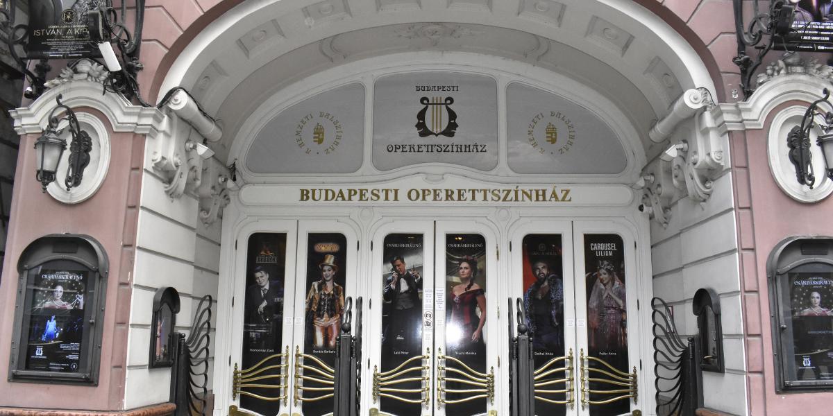 A Budapesti Operettszínház bejárata 