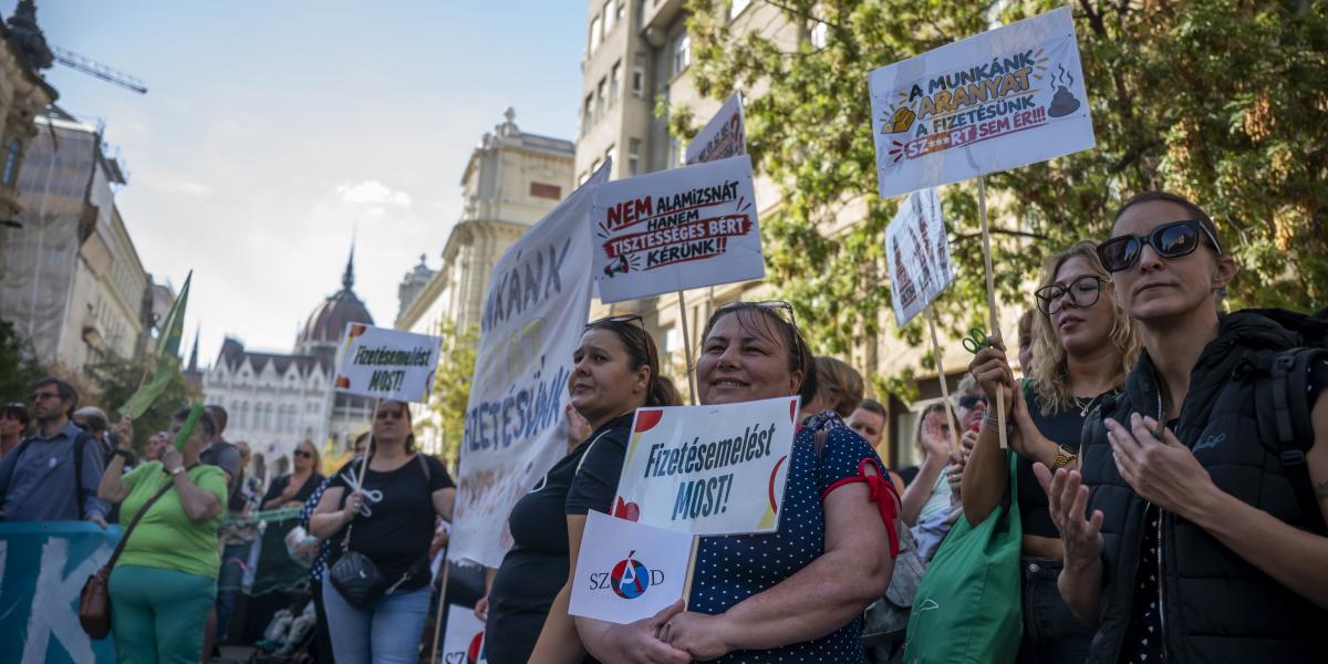 Magyar Péter miniszterelnök átvette a szociális ágazatban dolgozók követeléseit és azt mondta, „tudjuk, hogy még egy 25 százalékos béremelés sem jelent érdemi és valós bérfelzárkóztatást pontosan a szociális szektorban”