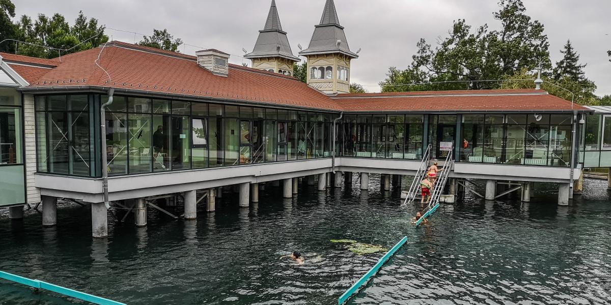 Emberek fürdőznek a hévízi termálfürdőben