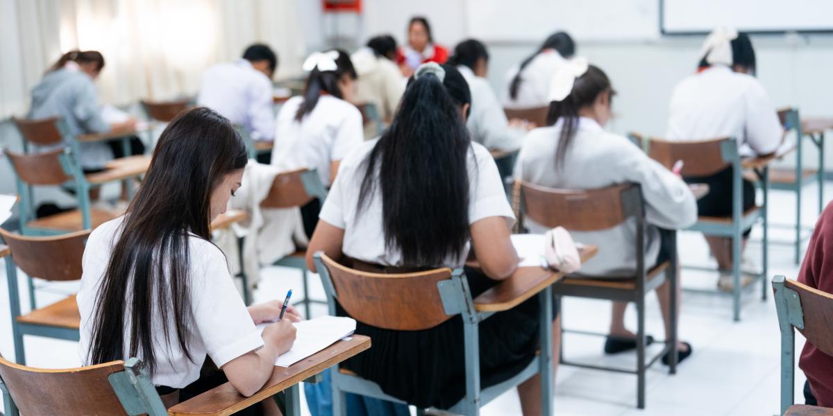 Nyugati neves iskolákban is sok helyen kötelező az egyenruha, de térségünkben a kommunizmus szellemét idézi. Szakértők szerint pedig nem az egyenruha fogja orvosolni az oktatás problémáit