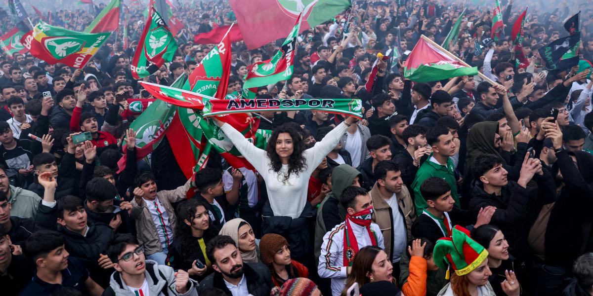 Kurd szurkolók ünneplik kedvenc csapatukat: országszerte már mintegy négymilliós az Amedspor szurkolótábora 