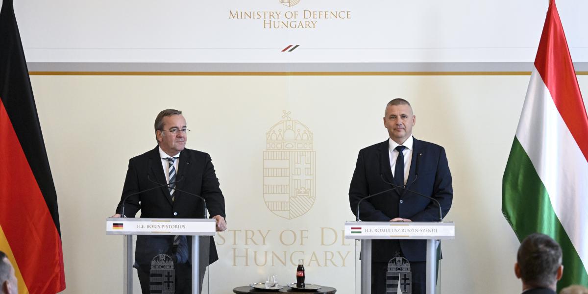 Ruszin-Szendi Romulusz honvédelmi miniszter (j) és Boris Pistorius német védelmi miniszter sajtótájékoztatót tart a Stefánia Palotában 2026. szeptember 25-én