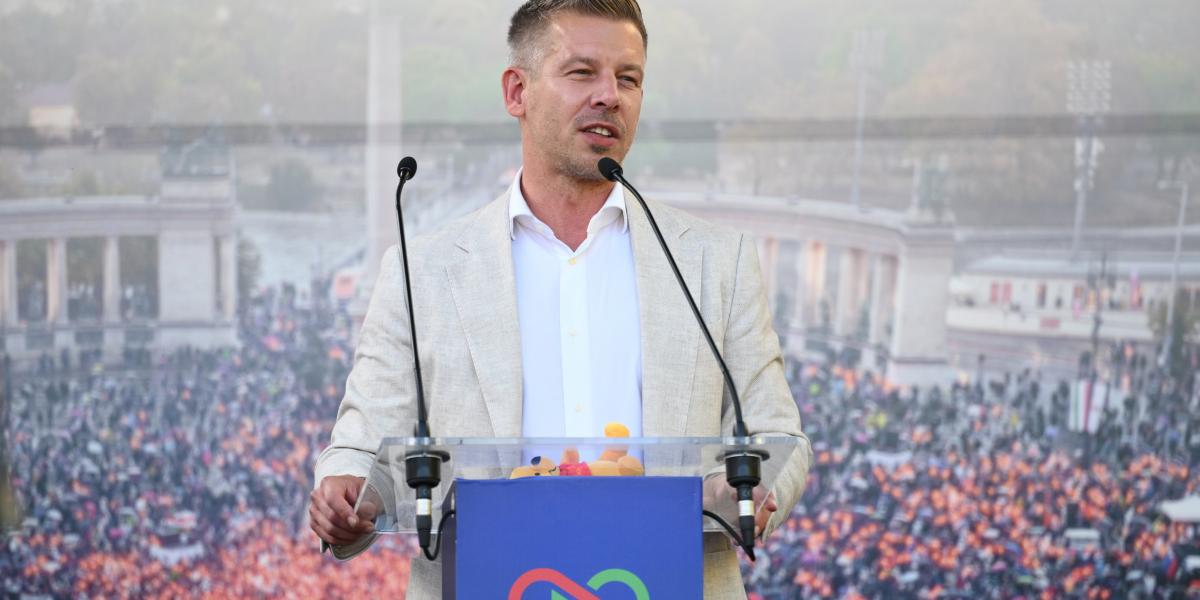 Magyar Péter miniszterelnök, a Tisza Párt elnöke beszédet mond országjárásának szolnoki állomásán