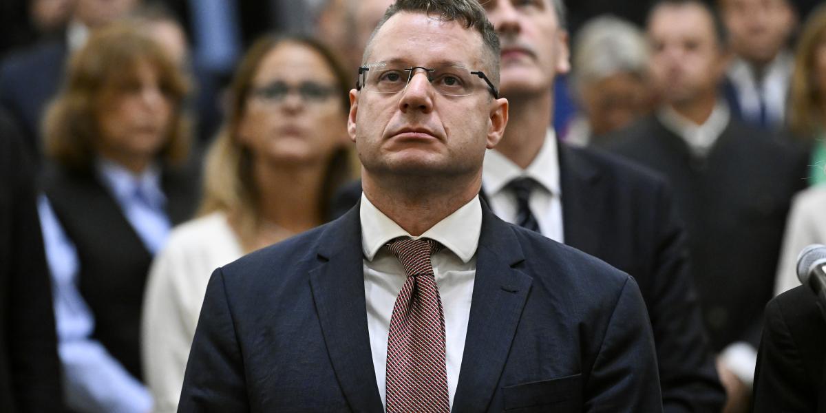 A Nemzeti Média és Hírközlési Hatóság Médiatanácsának tagjává megválasztott Tóth Máté energiajogász leteszi esküjét az Országgyűlés plenáris ülésén 2026. szeptember 22-én.