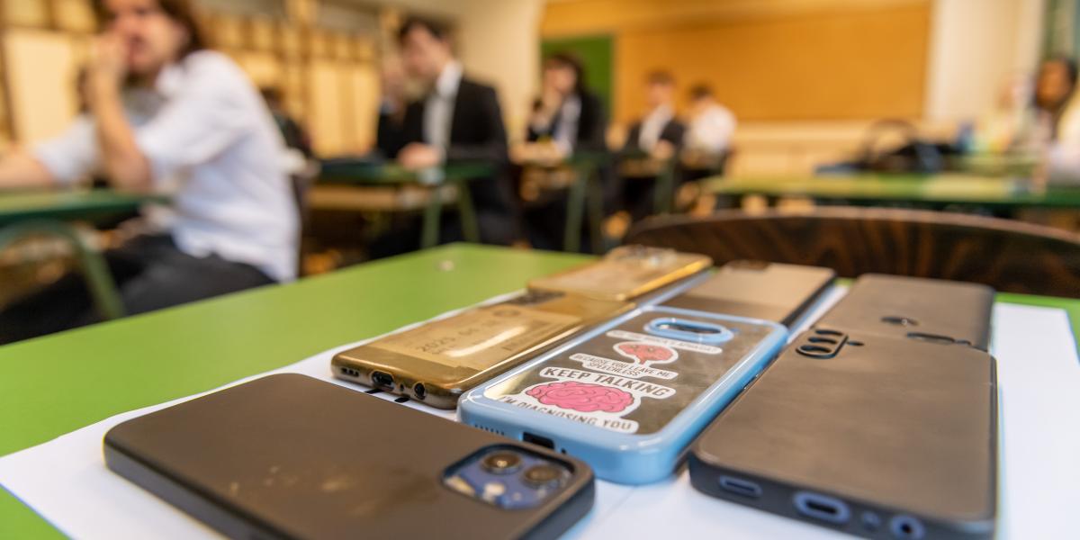 Magyarországon 2024. szeptember 1-jén lépett életbe az iskolai mobiltelefon-használatot korlátozó rendelet