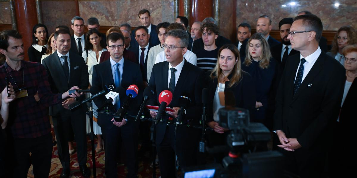  Hankó Balázs a parlamentben 2026. szeptember 28-án családjával és a Fidesz frakcióval. Áldozatként kezelik.