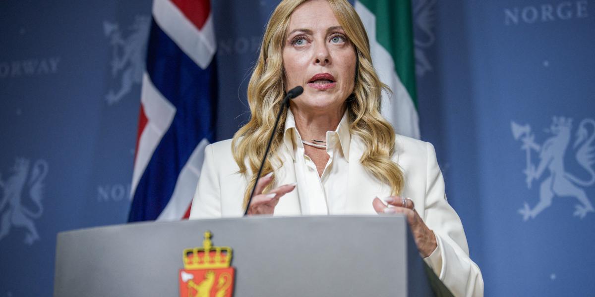 Giorgia Meloni igyekszik előremenekülni azzal, hogy a legszélsőségesebb választóknak tesz gesztusokat, ezzel azonban saját kormányát is megosztja