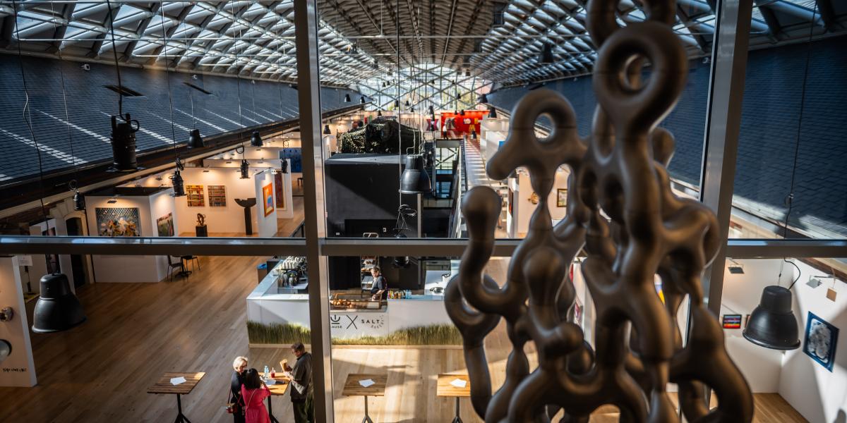 A vásár a Bálna Budapest terében közel hetven kiállítóval és több ezer műalkotással várja a közönséget