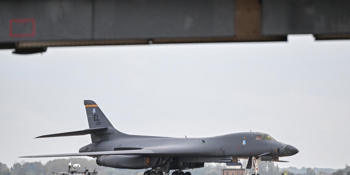 Egy amerikai B-1 Lancer nehézbombázó még 2026. szeptember 27-én a RAF Fairford légitámaszponton