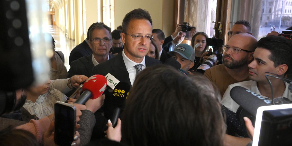 Szijjártó Péter volt külgazdasági és külügyminiszter meghallgatására érkezik az Országgyűlés nemzetbiztonsági bizottságának zárt ülésére az Országházban 2026. október 5-én